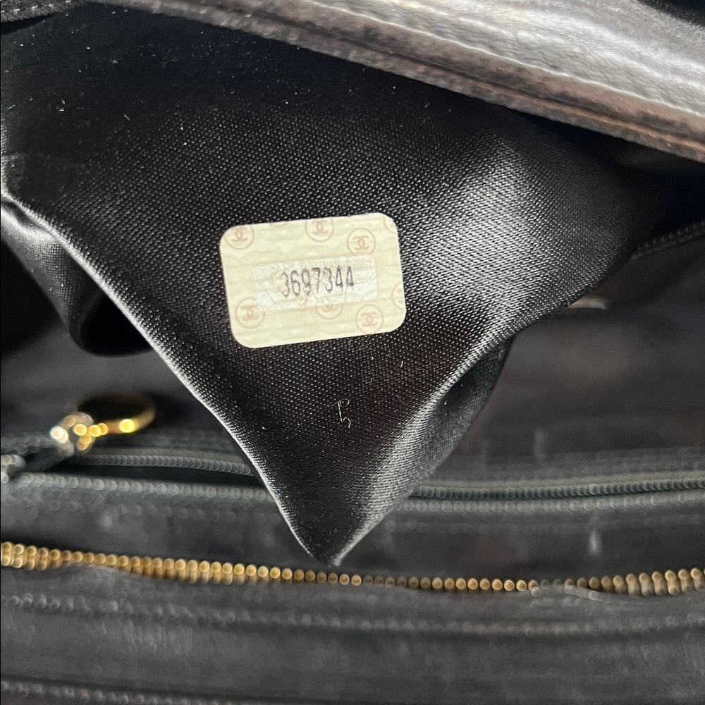 CHANEL • Authentic Vintage Shoulder Bag - Picture 8 of 12